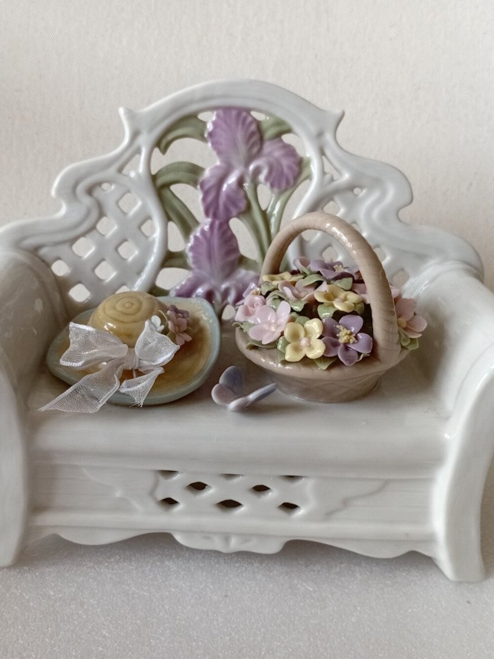 Royal Albert Victorian-Style Garden Bench Music Box   Retired